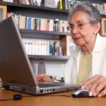 Senioren erfreut vor Computer